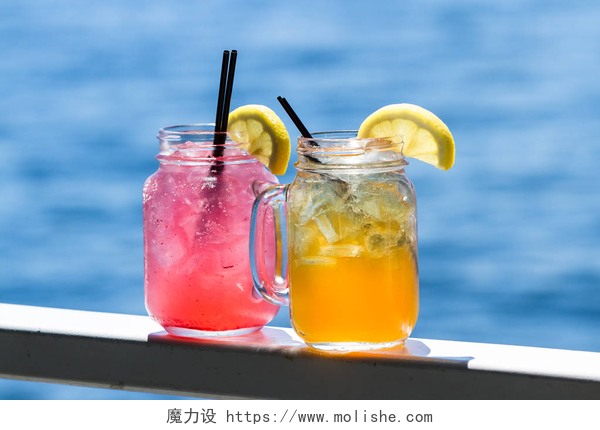 特写镜头下的两杯鸡尾酒热带鸡尾酒服务在罐子以凉快的水背景作为旅行概念
